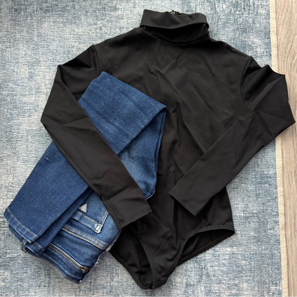 GUESS Skinny Jeans and bodysuit Set - Picture 2 of 9